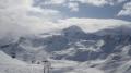 Vue sur le domaine skiable de Tignes (au fond la Grande Motte -G- et la Grande Casse dans les nuages -D )